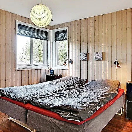 Three-bedroom Holiday In 10 *