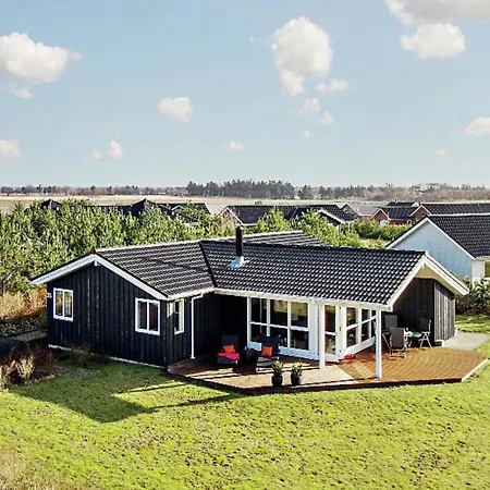 Three-bedroom Holiday In 10