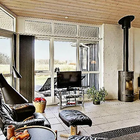 Three-bedroom Holiday In 10 *