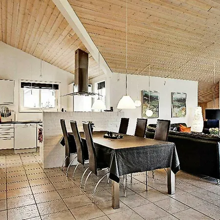 Three-bedroom Holiday In 10 Hébergement de vacances