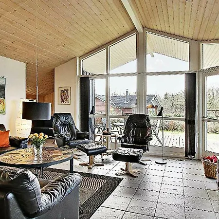 Three-bedroom Holiday In 10 * Ansager