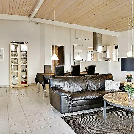 Three-bedroom Holiday In 10 Hébergement de vacances Ansager