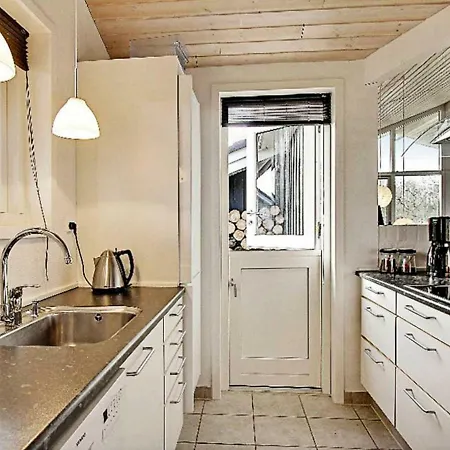 Three-bedroom Holiday In 10 * Ansager