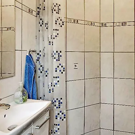 Three-bedroom Holiday In 10 *